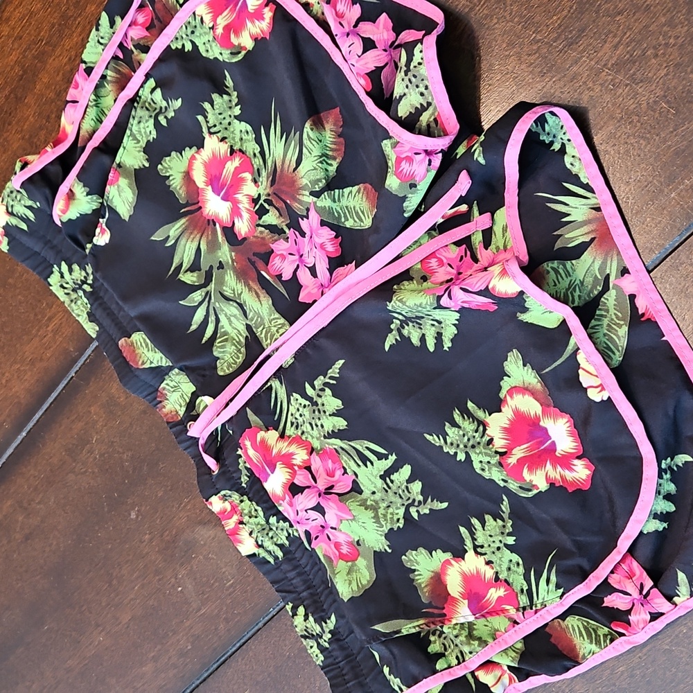 Vanilla Star Floral Lightweight Athletic Shorts. Large 11/13